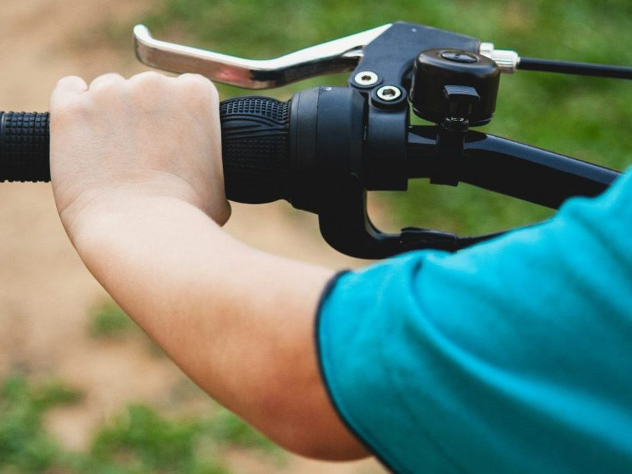 Na ilustračnej snímke dieťa na bicykli.