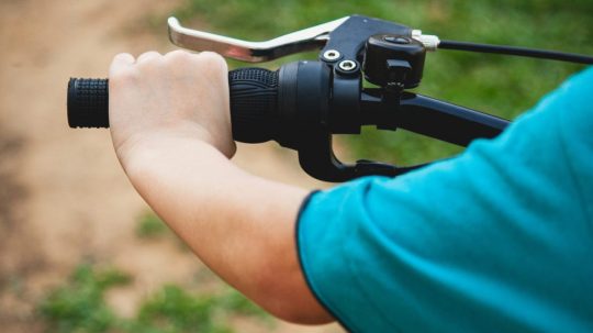 Na ilustračnej snímke dieťa na bicykli.