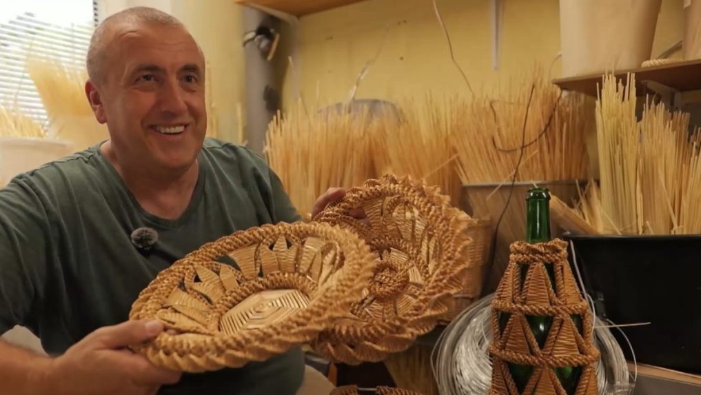 Na snímke pán Drgoň s výrobkami v rukách.