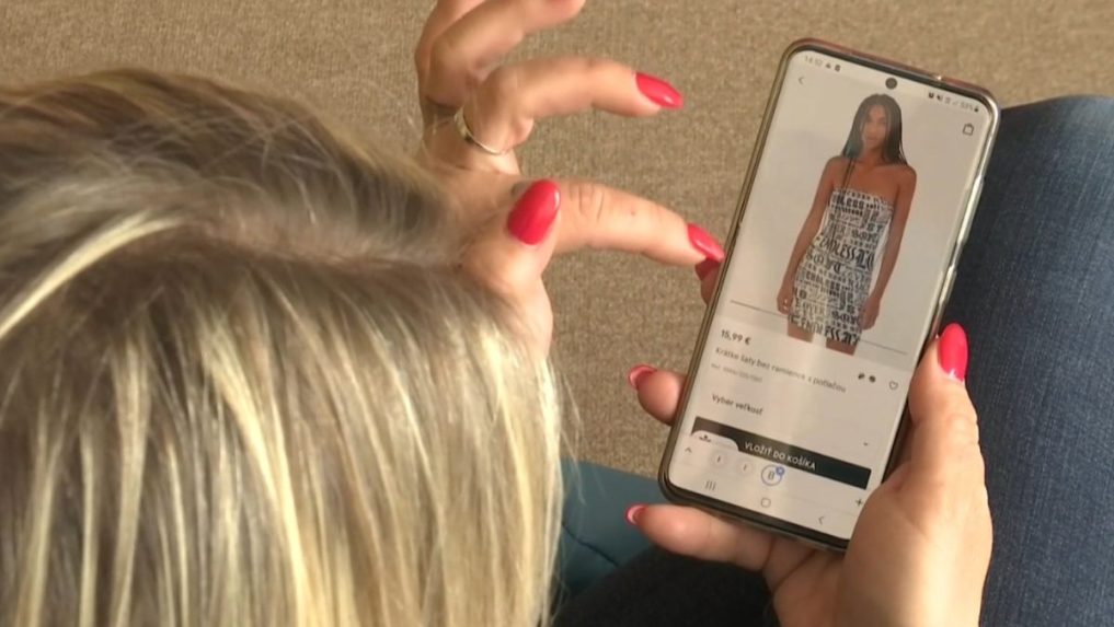 Na ilustračnej snímke žena si prezerá e-shop na telefóne.
