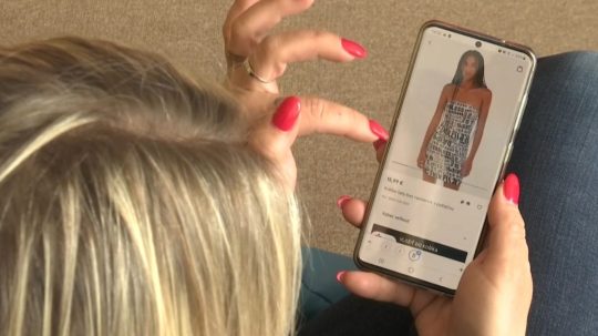 Na ilustračnej snímke žena si prezerá e-shop na telefóne.