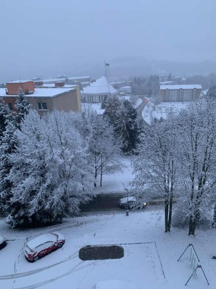 FOTO: Na strednom a východnom Slovensku platia výstrahy, meteorológovia očakávajú vyše 30 centimetrov snehu