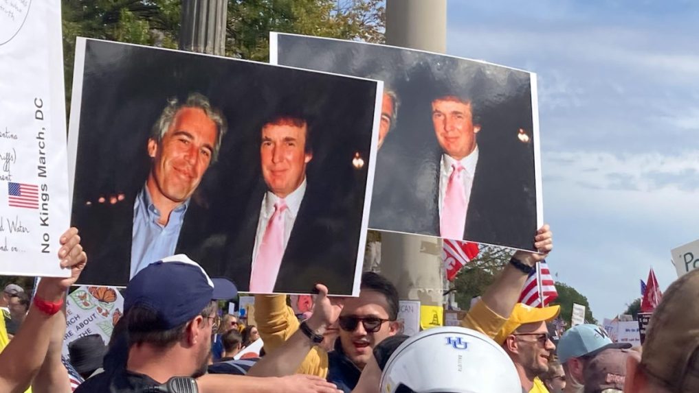 Na sníme transparent s fotografiou Epsteina a Trumpa.