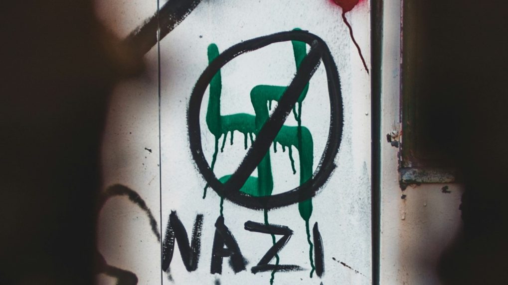 Na snímke sú grafity - preškrtnutá svastika.