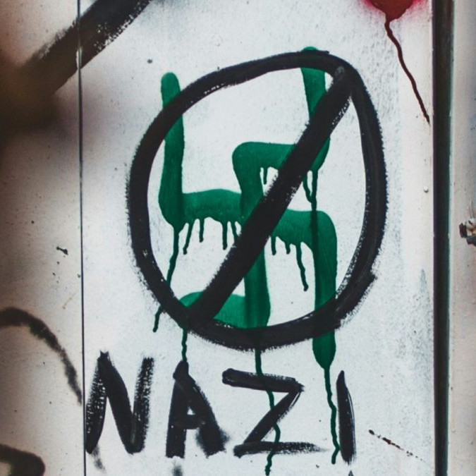 Na snímke sú grafity - preškrtnutá svastika.