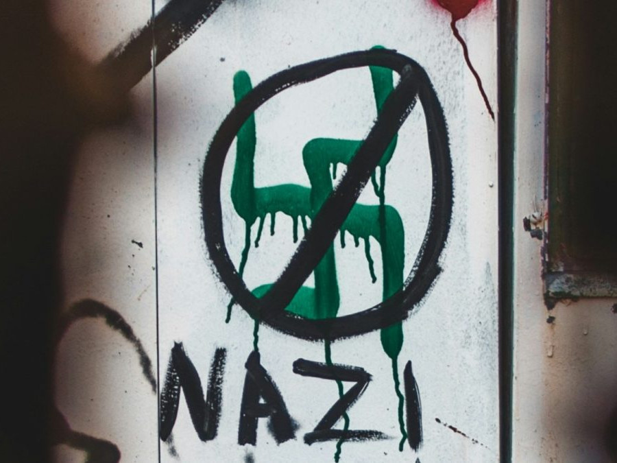 Na snímke sú grafity - preškrtnutá svastika.