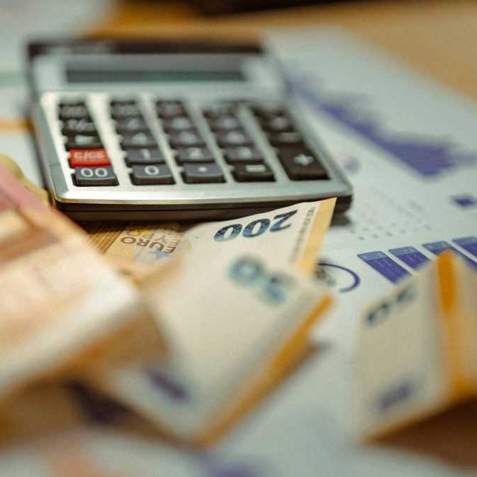 Na snímke eurobankovky a kalkulačka.