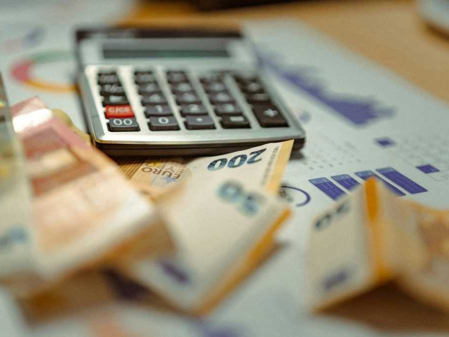 Na snímke eurobankovky a kalkulačka.