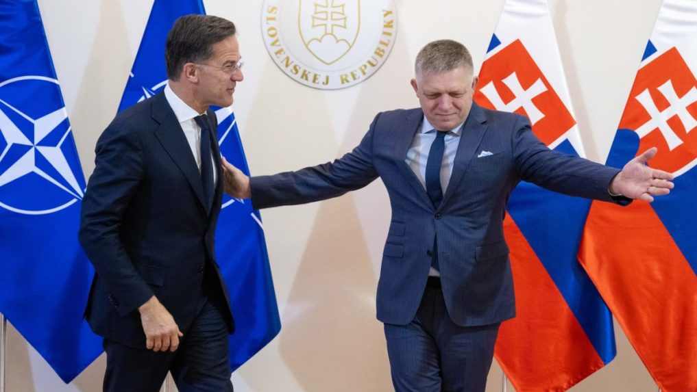 Na snímke Mark Rutte a Robert Fico.