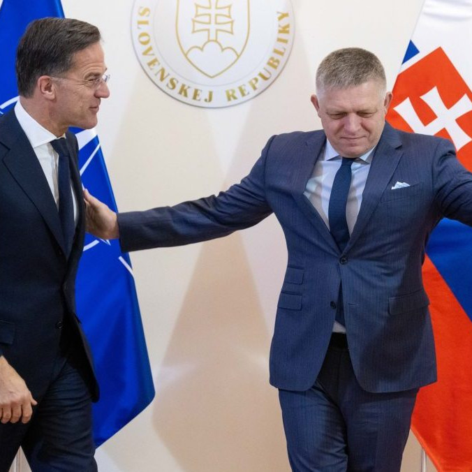 Na snímke Mark Rutte a Robert Fico.
