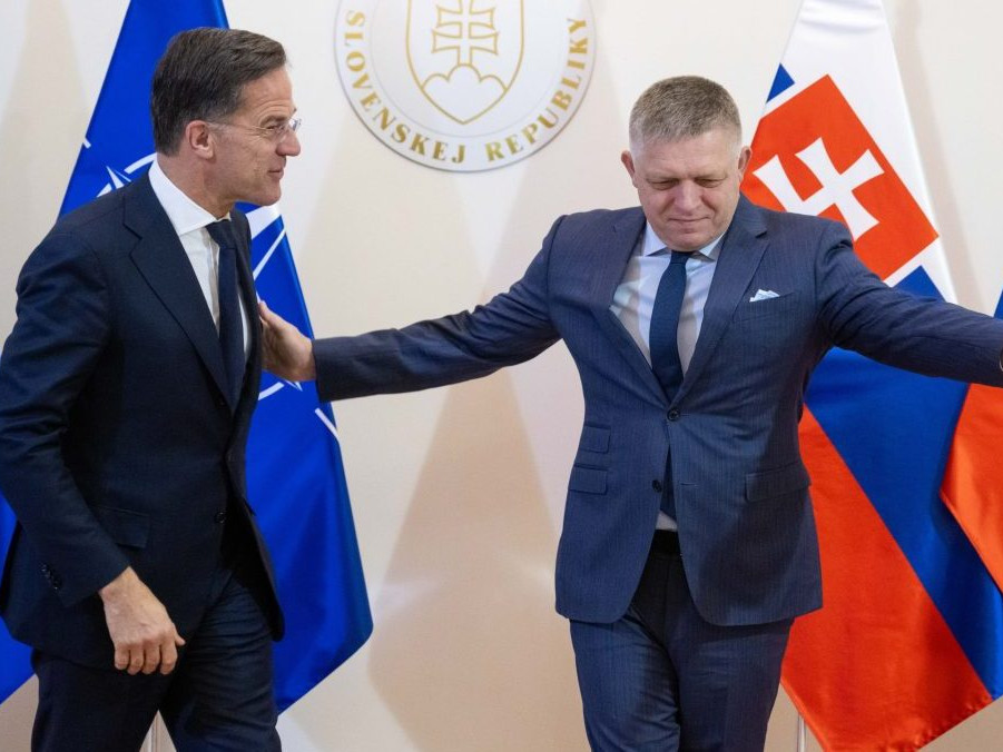 Na snímke Mark Rutte a Robert Fico.