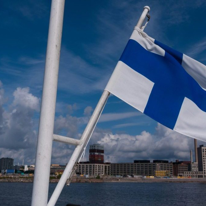 Na ilustračnej snímke fínska vlajka.