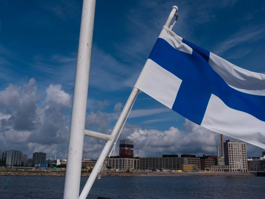 Na ilustračnej snímke fínska vlajka.