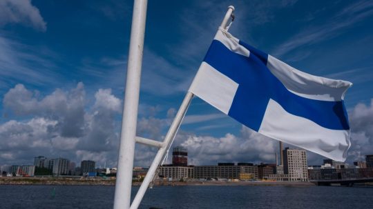 Na ilustračnej snímke fínska vlajka.