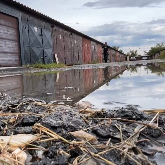 Na snímke prístupová cesta ku garážam plná vody.