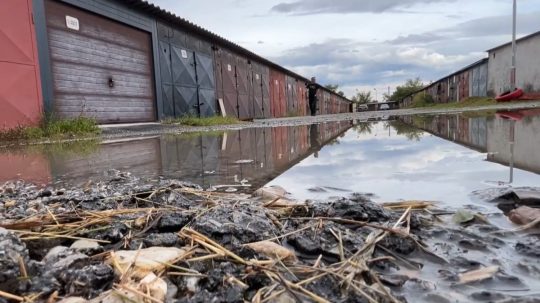 Na snímke prístupová cesta ku garážam plná vody.