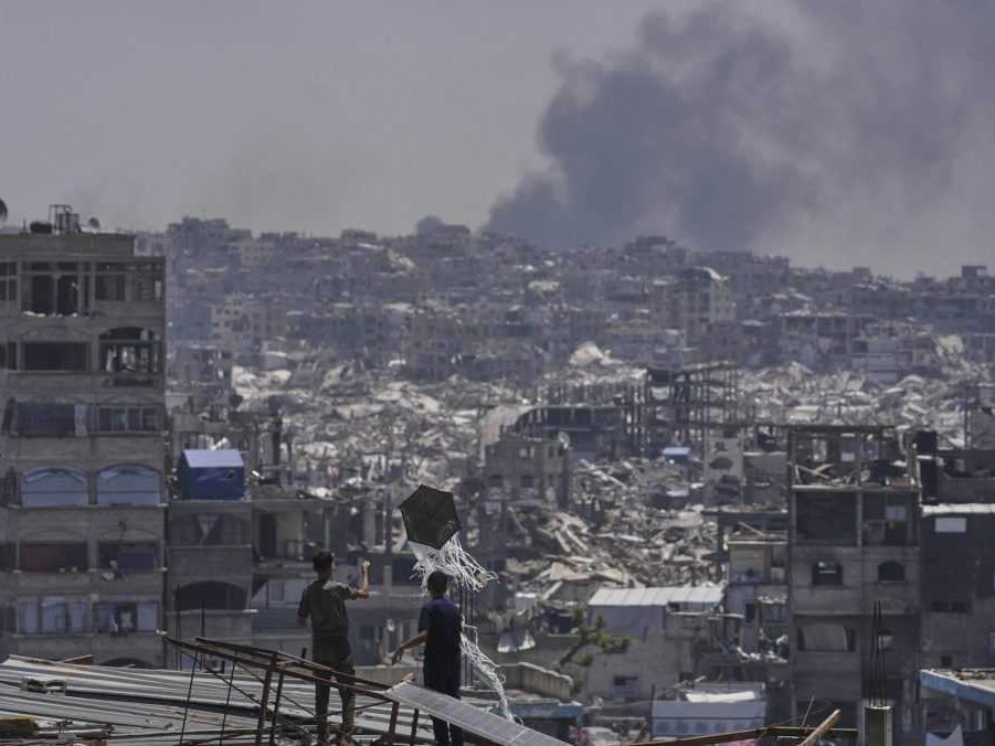 Na ilustračnej snímke zničené Pásmo Gazy.