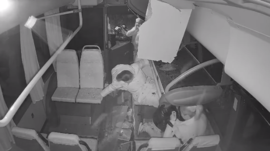 Autobus pri Mokranciach narazil do stromu.