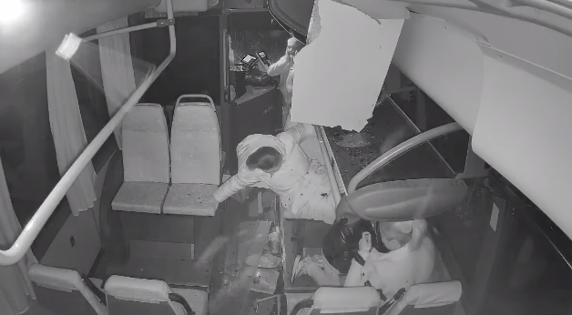 Autobus pri Mokranciach narazil do stromu.