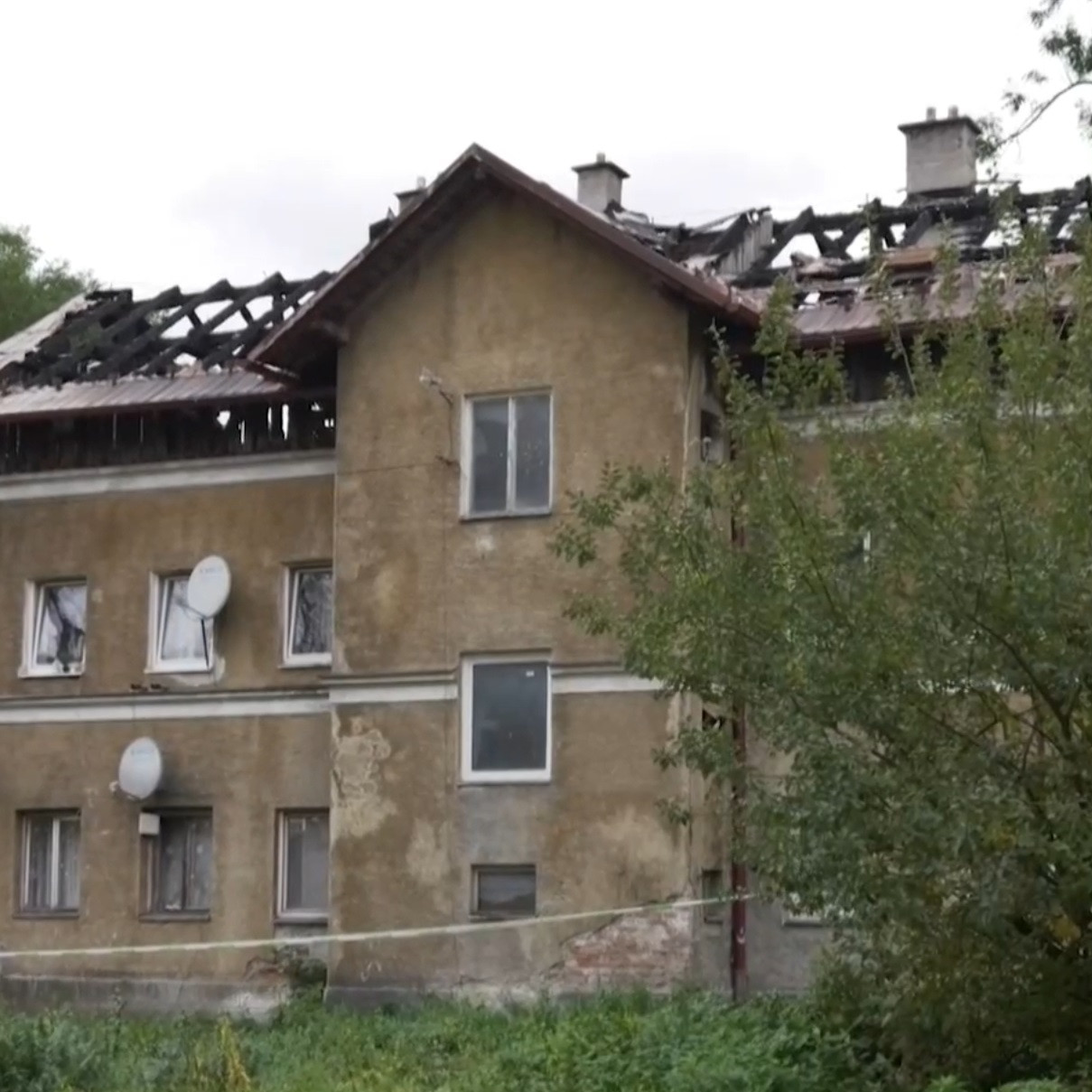 Momentálne mesto odstraňuje zhorenisko a poškodený krov.