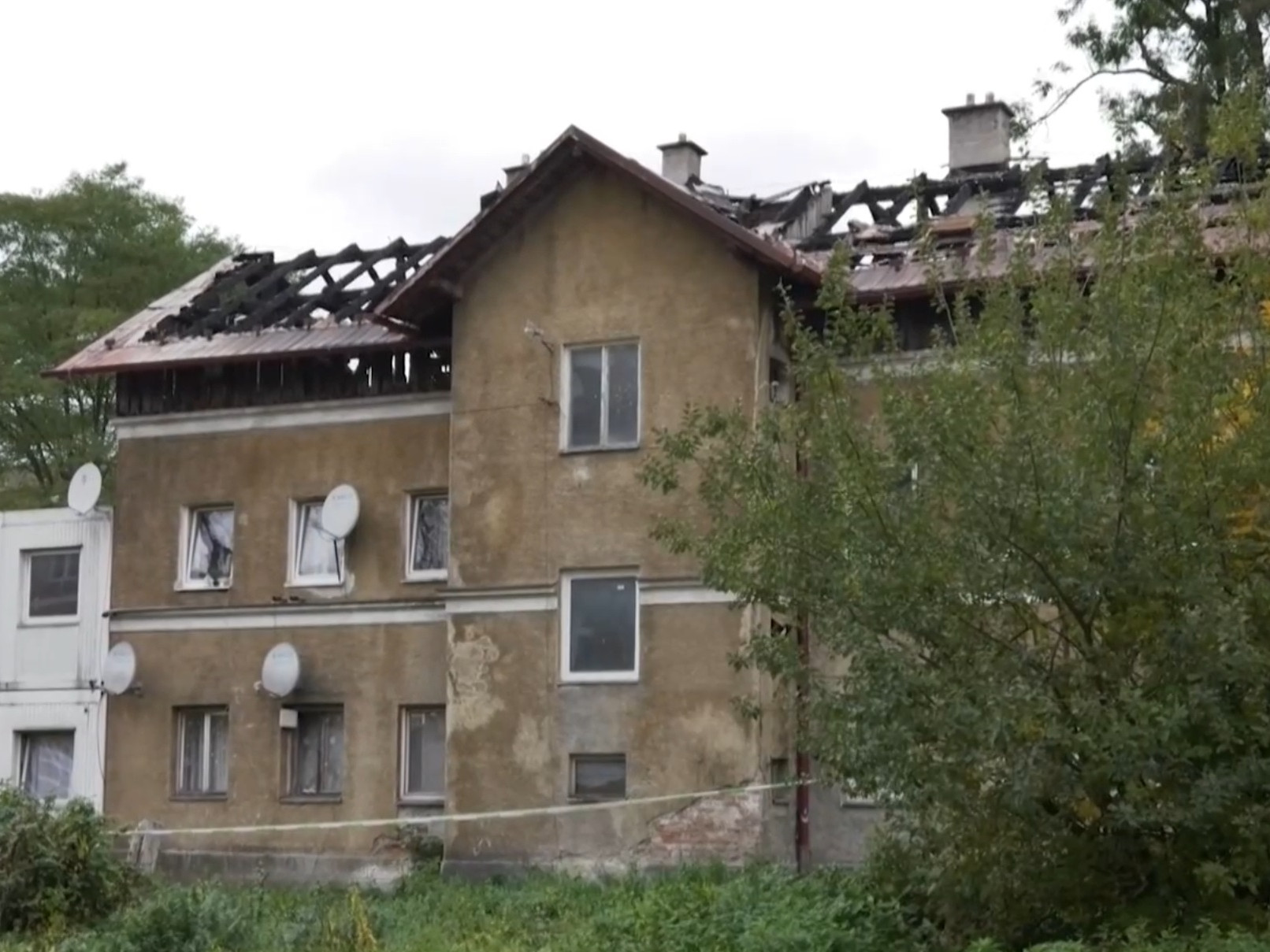 Momentálne mesto odstraňuje zhorenisko a poškodený krov.