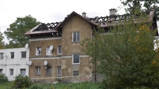 Momentálne mesto odstraňuje zhorenisko a poškodený krov.