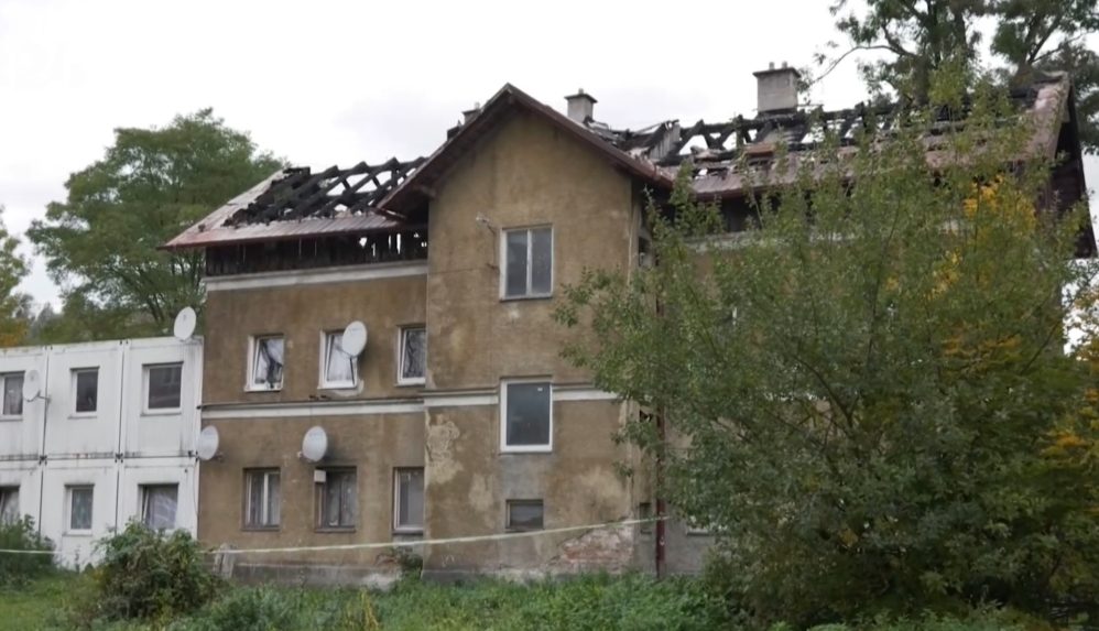 Momentálne mesto odstraňuje zhorenisko a poškodený krov.