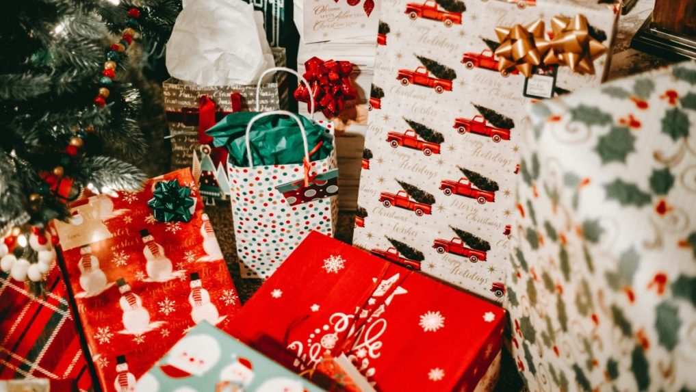 Na snímke vianočné darčeky.