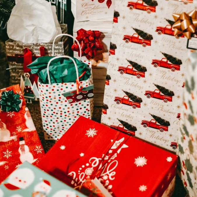 Na snímke vianočné darčeky.