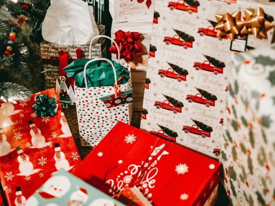 Na snímke vianočné darčeky.