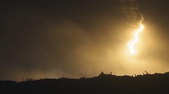 Izraelská vojenská svetlica sa vznáša nad oblasťou v severnej časti Pásma Gazy, ako je vidieť z južného Izraela.