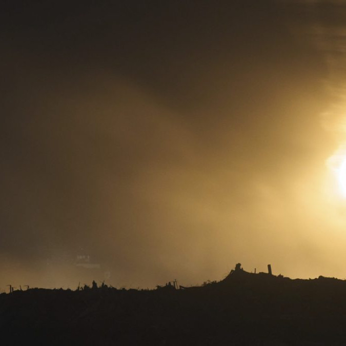 Izraelská vojenská svetlica sa vznáša nad oblasťou v severnej časti Pásma Gazy, ako je vidieť z južného Izraela.