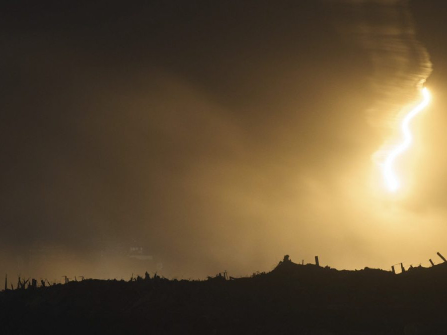 Izraelská vojenská svetlica sa vznáša nad oblasťou v severnej časti Pásma Gazy, ako je vidieť z južného Izraela.
