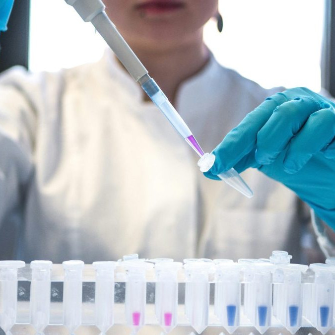 Na snímke vedkyňa v laboratóriu.