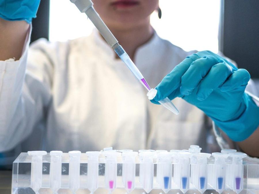 Na snímke vedkyňa v laboratóriu.