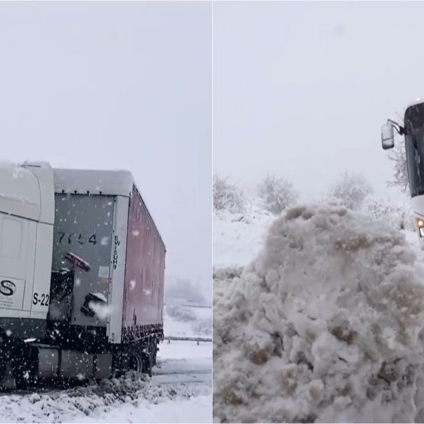 Na snímke skrížený kamión a zapadnutý autobus.