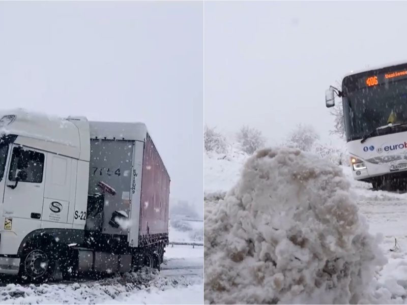 Na snímke skrížený kamión a zapadnutý autobus.