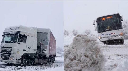 Na snímke skrížený kamión a zapadnutý autobus.