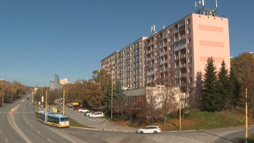 Na ilustračnej snímke panelák v Košiciach.