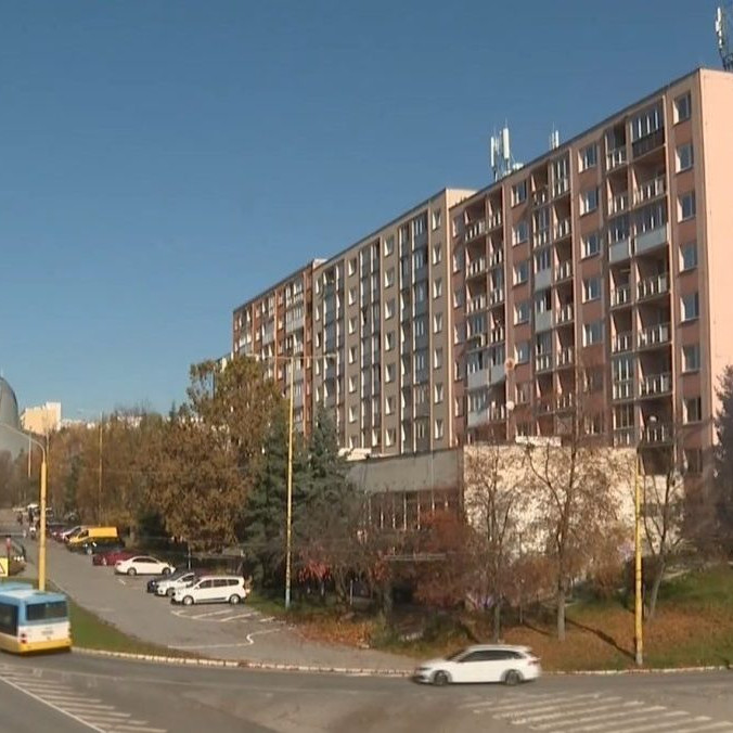 Na ilustračnej snímke panelák v Košiciach.