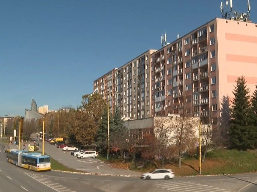 Na ilustračnej snímke panelák v Košiciach.