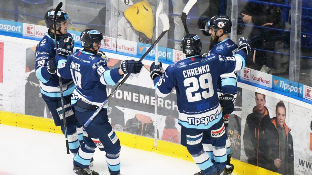 Hokejisti Nitry sa tešia z gólu v zápase proti Košiciam.