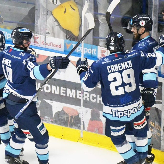 Hokejisti Nitry sa tešia z gólu v zápase proti Košiciam.