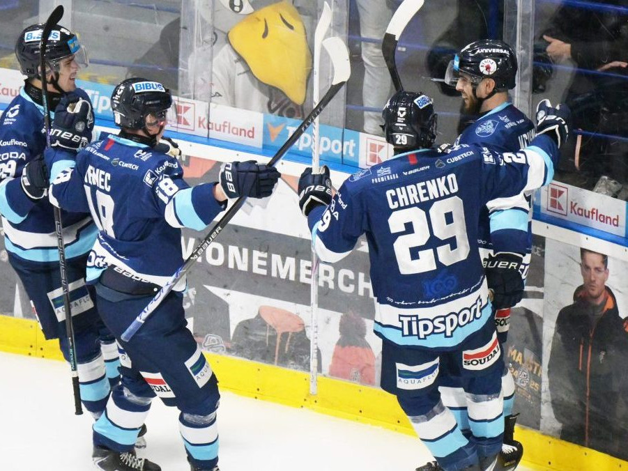 Hokejisti Nitry sa tešia z gólu v zápase proti Košiciam.