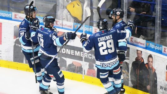 Hokejisti Nitry sa tešia z gólu v zápase proti Košiciam.