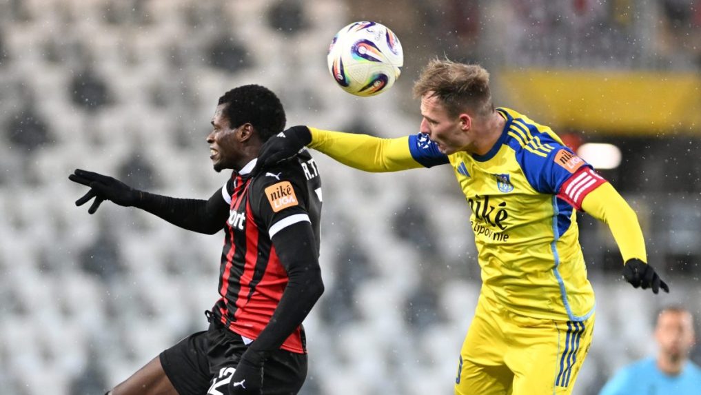 kapitán Košíc Ján Krivák a hráč Trnavy Abdulrahman Taiwo