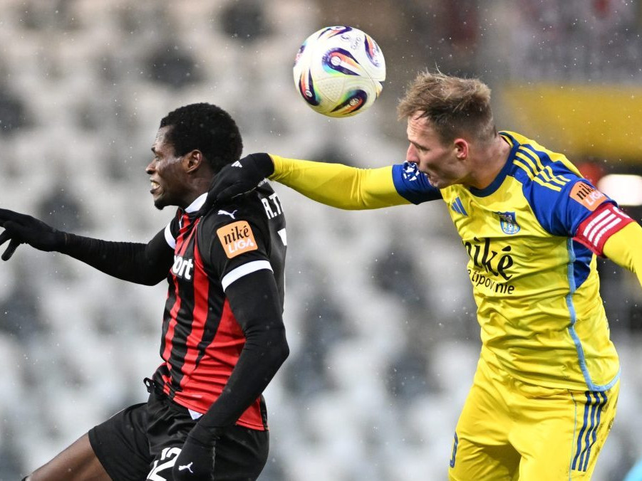 kapitán Košíc Ján Krivák a hráč Trnavy Abdulrahman Taiwo