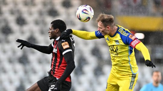 kapitán Košíc Ján Krivák a hráč Trnavy Abdulrahman Taiwo