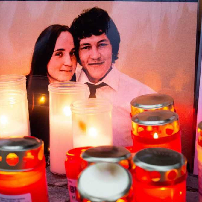 Na snímke fotografia Jána Kuciaka a Martiny Kušnírovej obklopená sviečkami a kahancami.