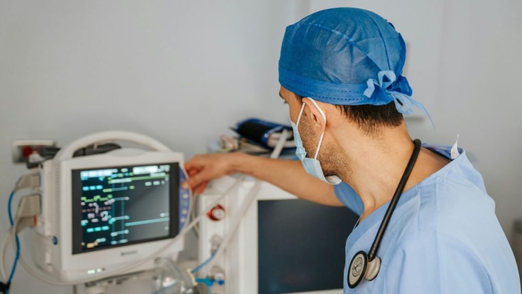 Na ilustračnej snímke lekár.